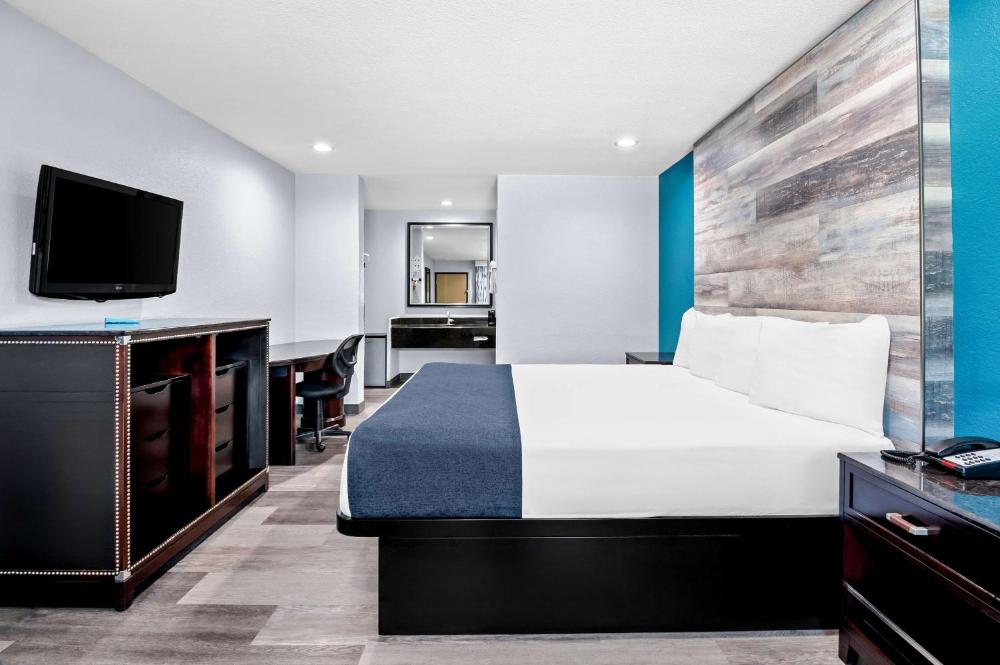 King Room - Non-Smoking interior